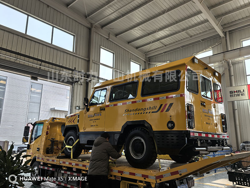 荷载10人井下运人车发往陕西