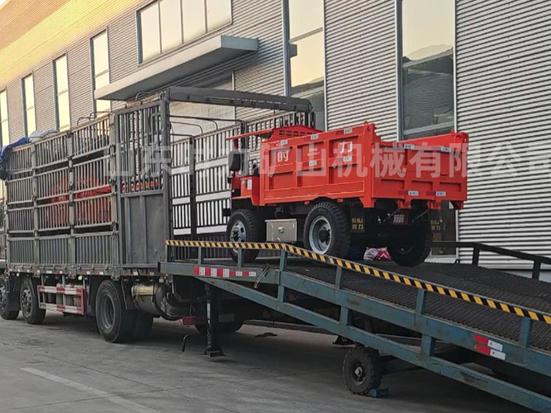 载重4吨电动四轮自卸车发往河南