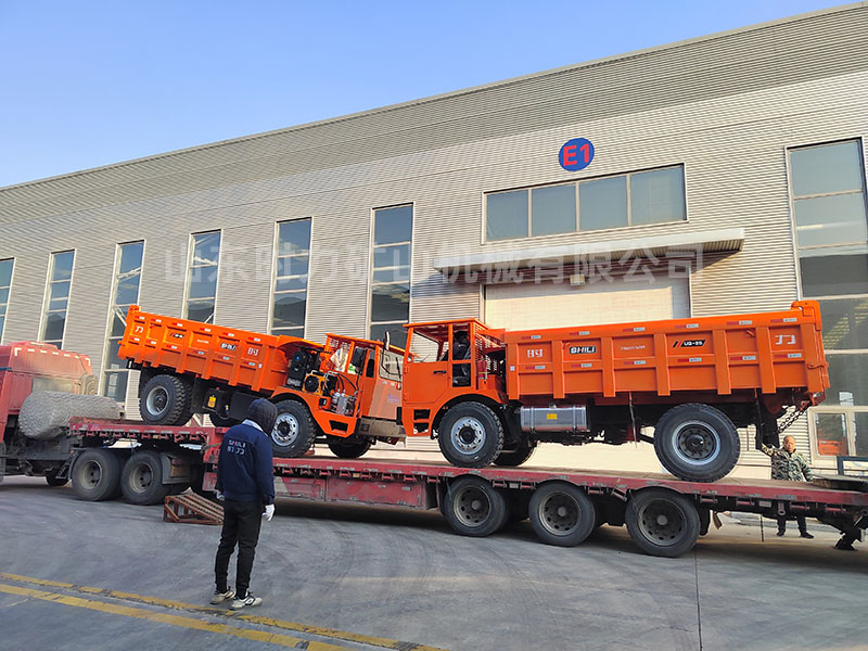 2台20吨矿用自卸车发往陕西